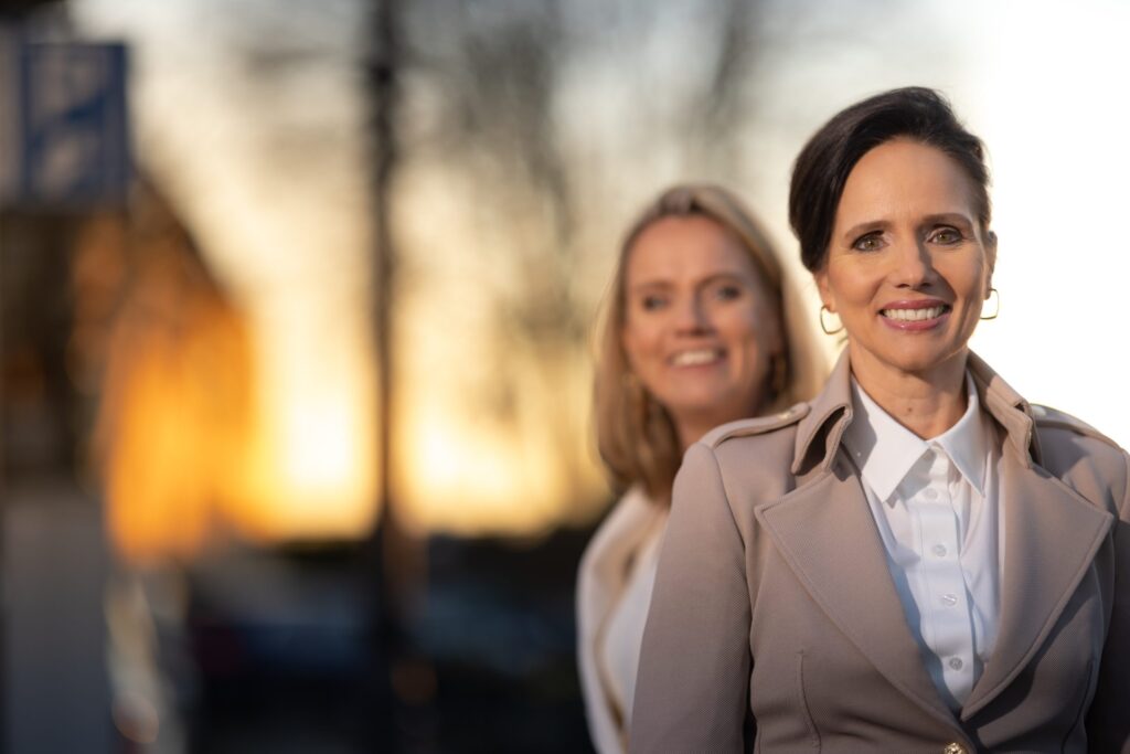 Mediators van Divortium, Petra en Marieke, die helpen bij het ontbinden van een samenlevingscontract.